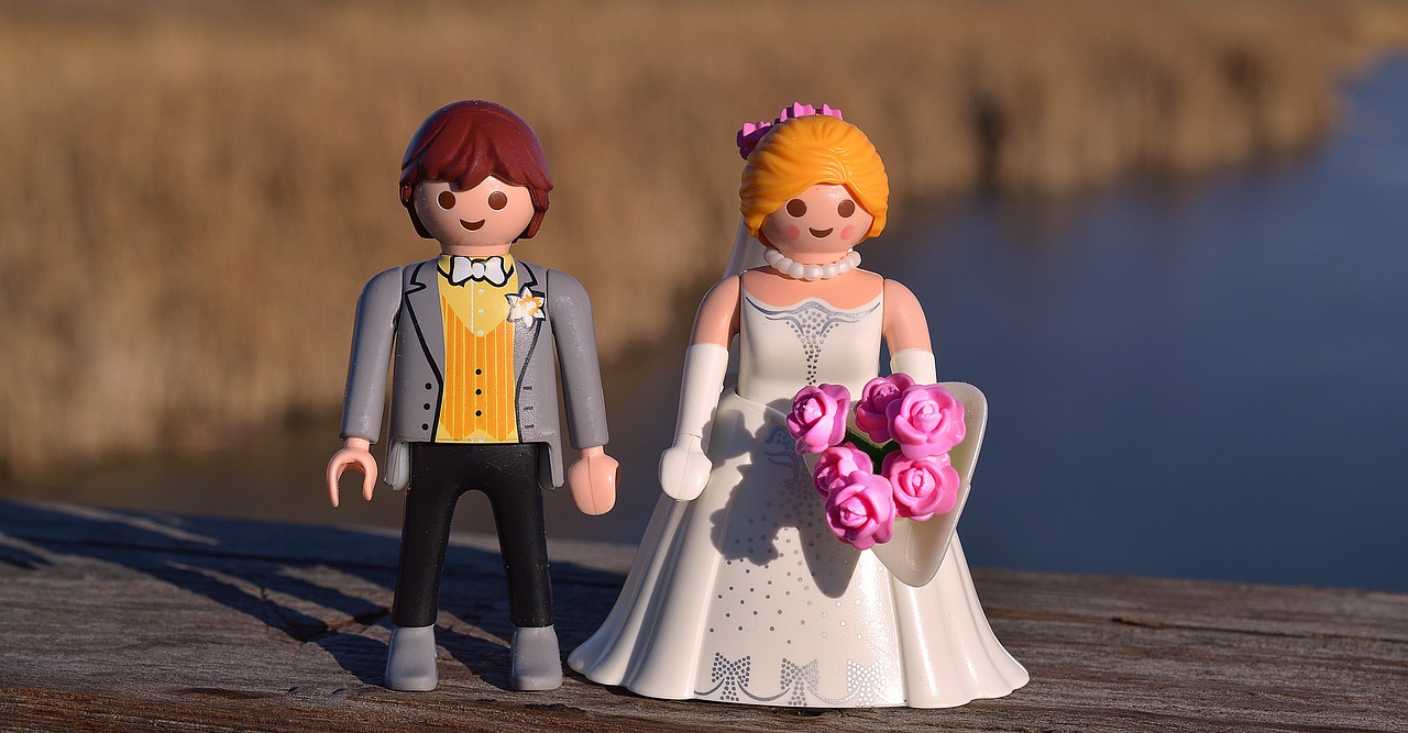 Picture of Lego figurines wedding