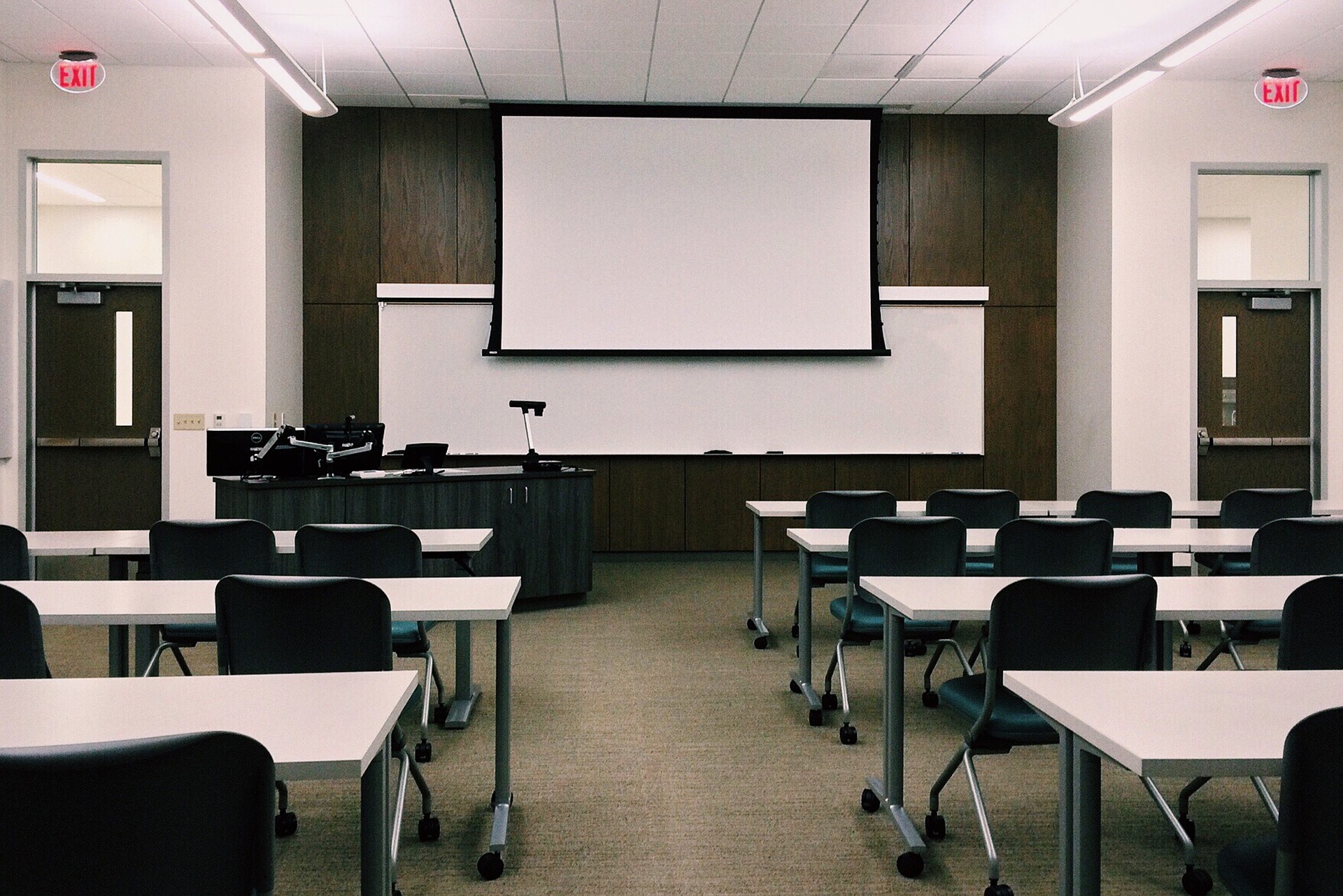 Image of an emtpy classroom