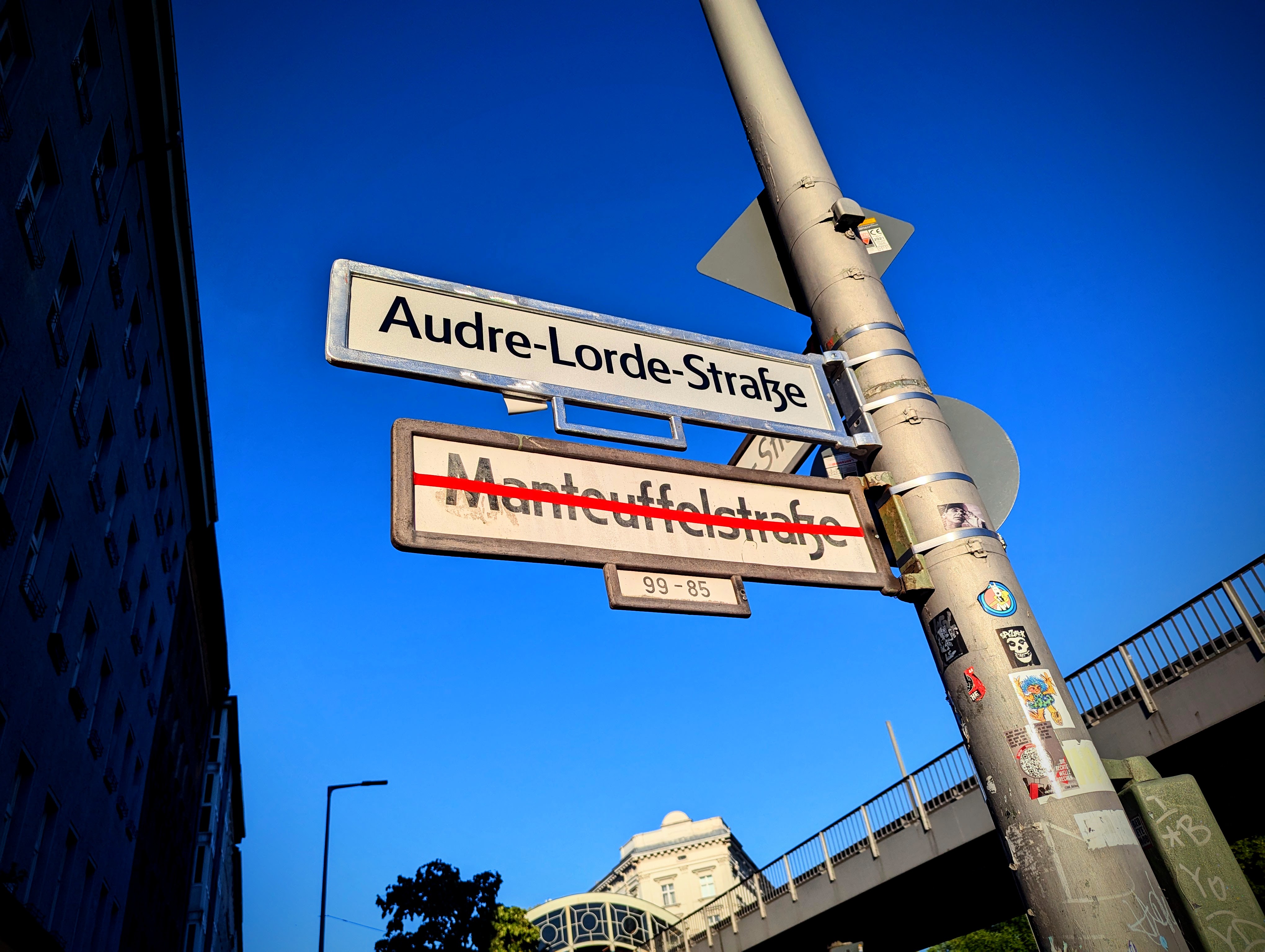 Picture of street sign.